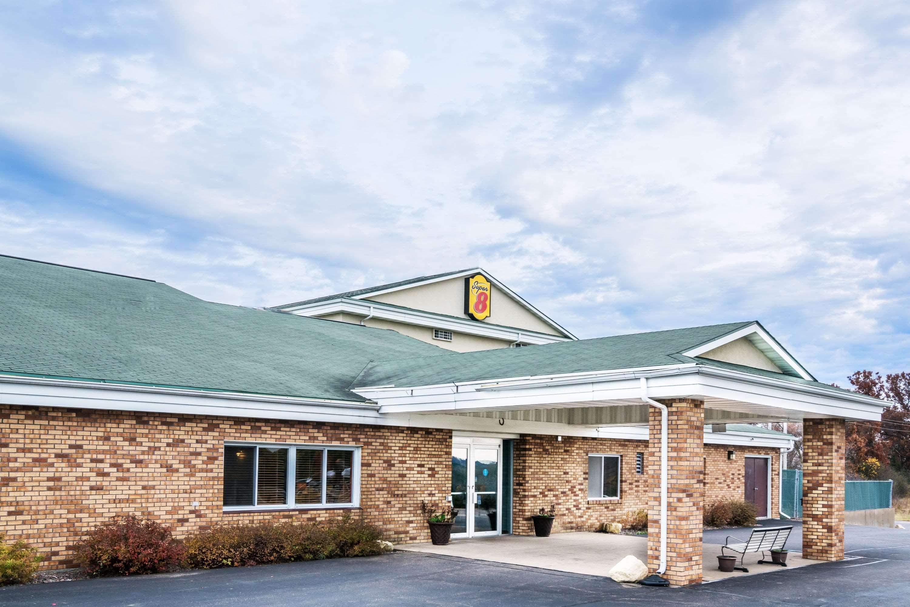 Super 8 By Wyndham Osseo Wi Hotel Exterior photo
