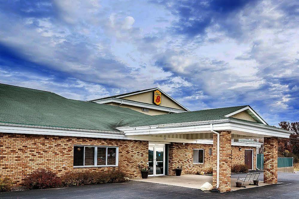 Super 8 By Wyndham Osseo Wi Hotel Exterior photo